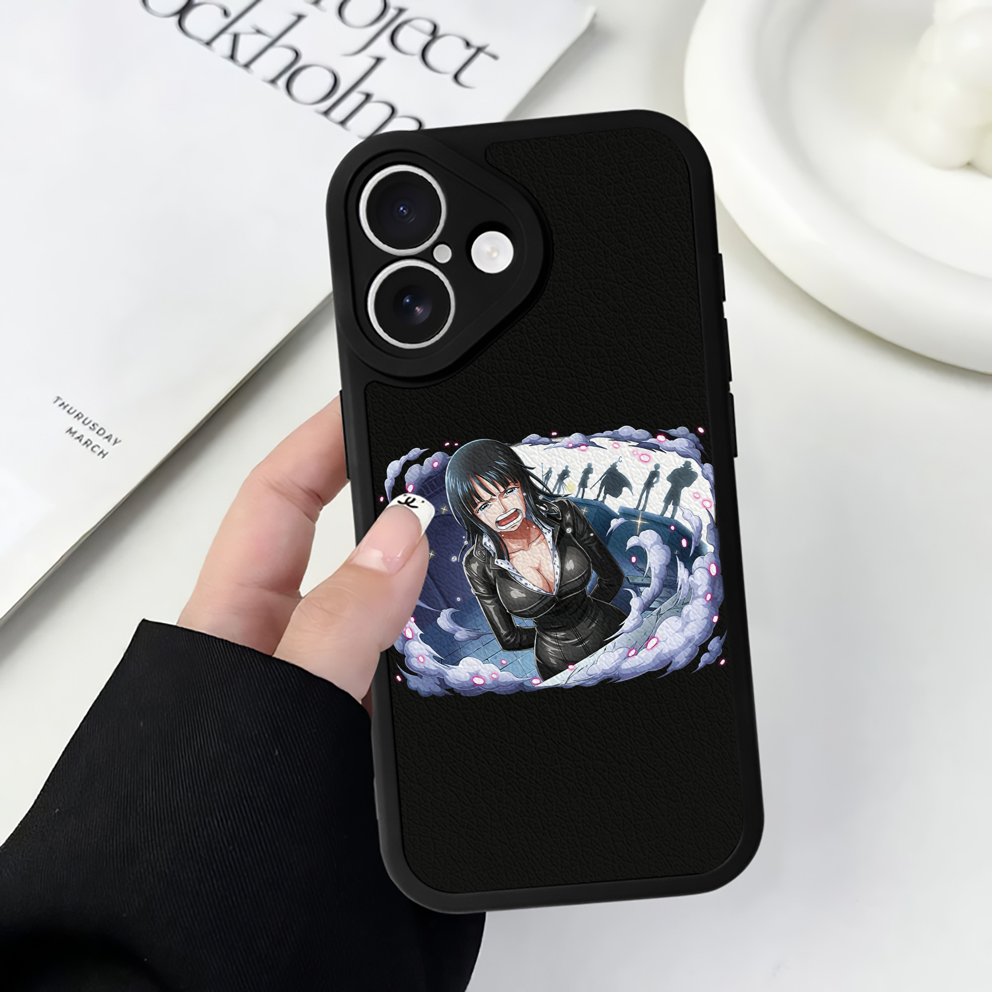 （画像用） ワンピース ニコ・ロビン ONE PIECE Nico Robin 【iPhone 16シリーズ対応】シリコンスマホケース（レザー調） 材質：シリコン